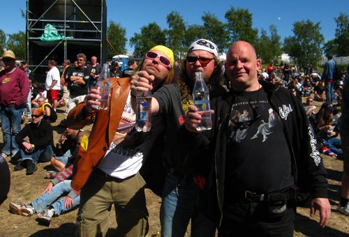 Ennen Blackfootia Heilala, Ruokangas ja Blomberg juovat pullolliset vettä Sweden Stagella.